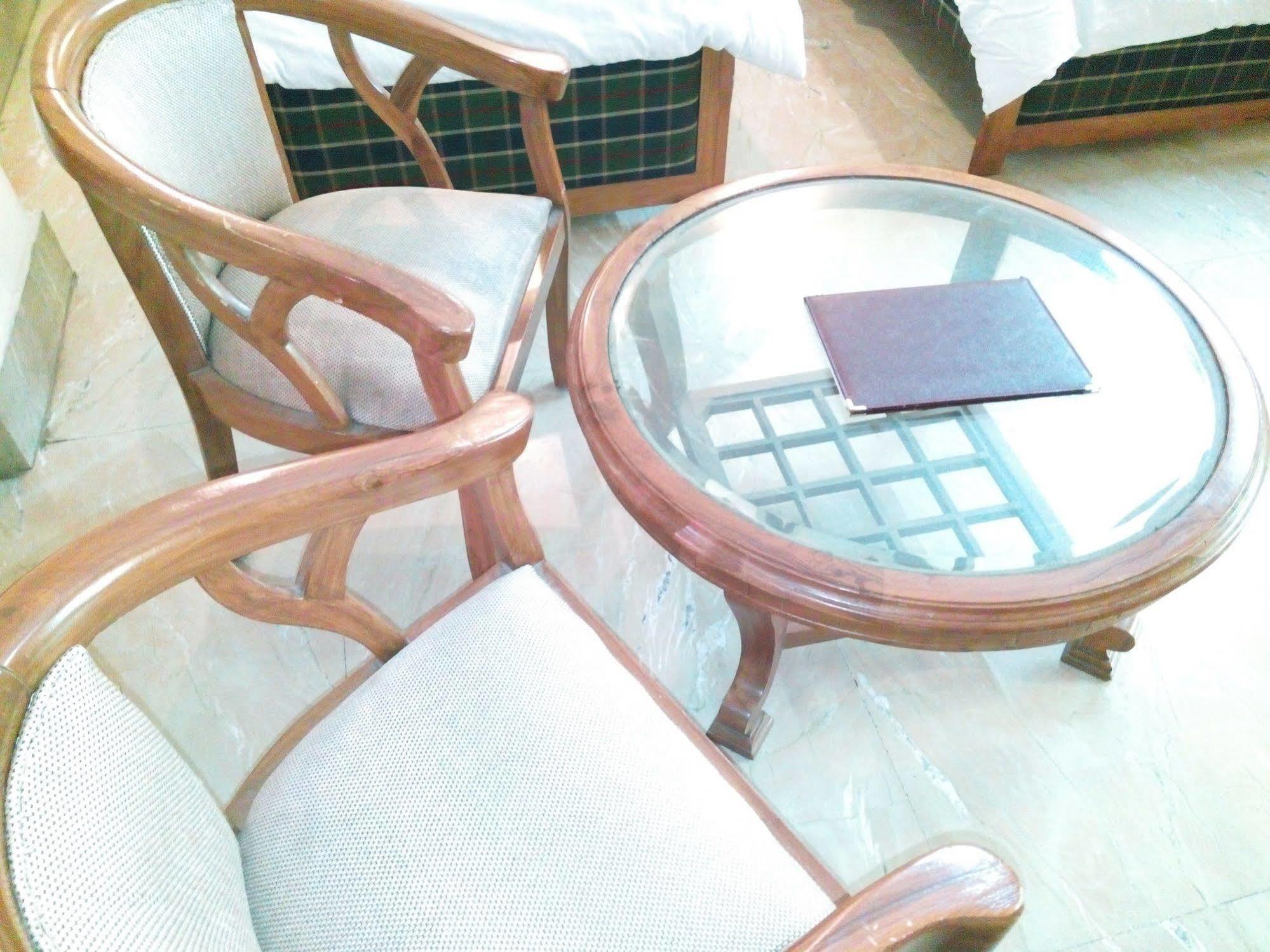 Hotel Queens Residency Gurgaon Esterno foto