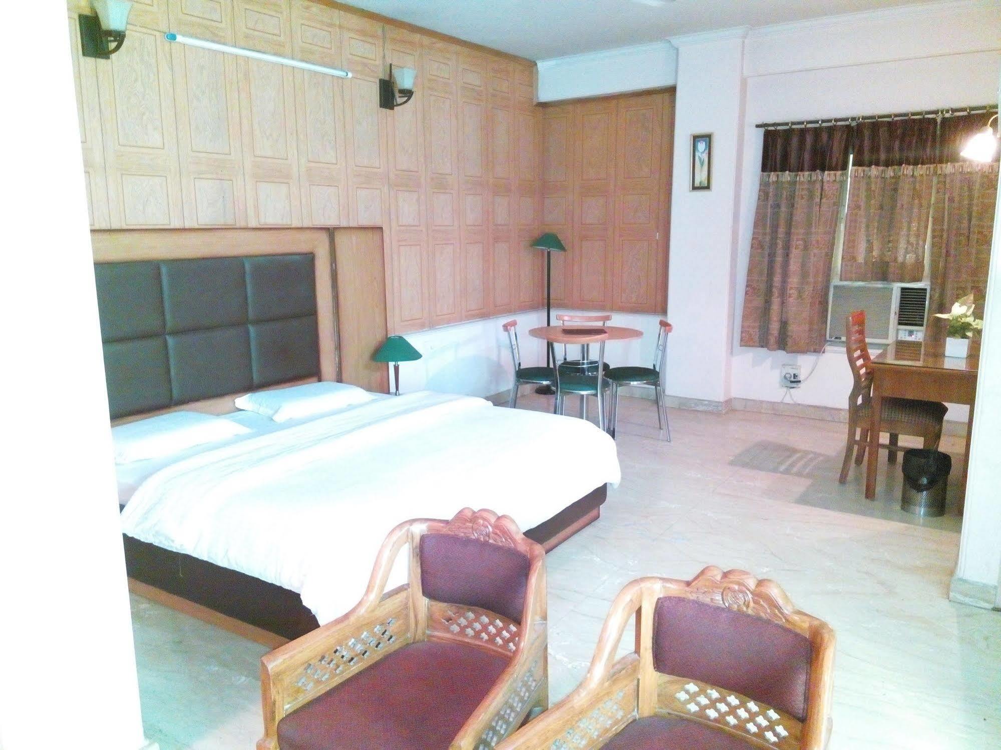 Hotel Queens Residency Gurgaon Esterno foto