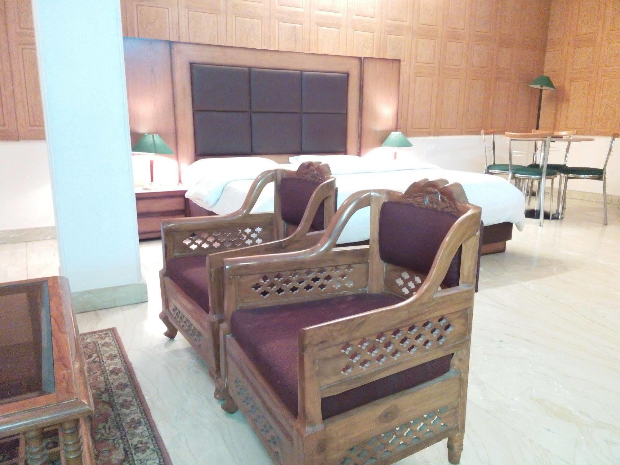 Hotel Queens Residency Gurgaon Esterno foto