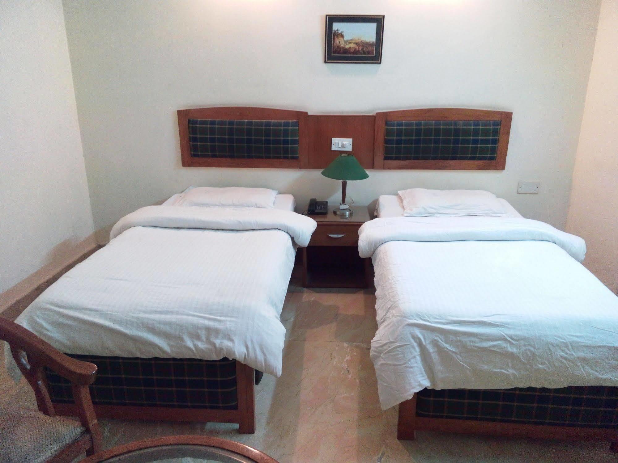 Hotel Queens Residency Gurgaon Esterno foto