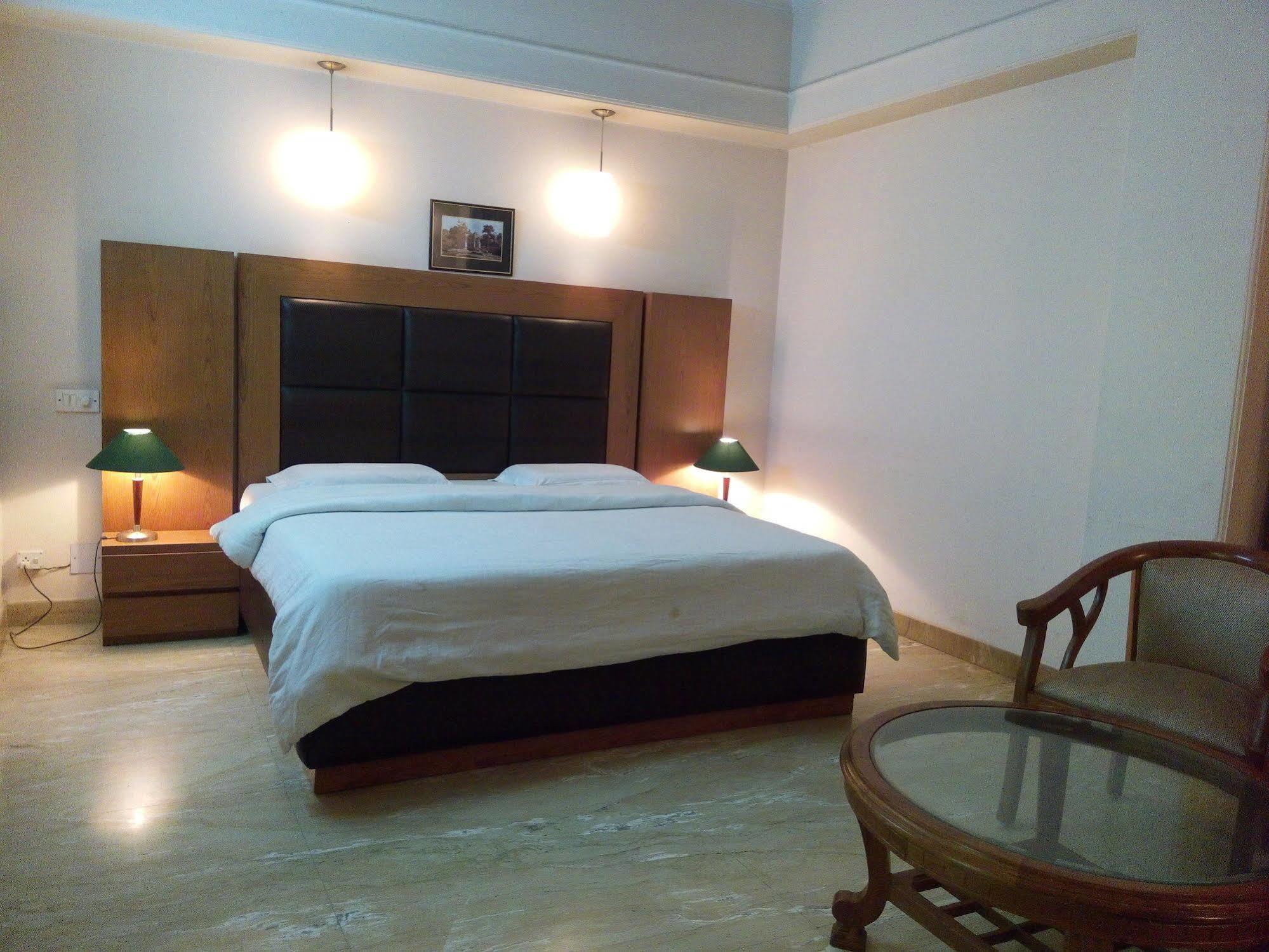 Hotel Queens Residency Gurgaon Esterno foto