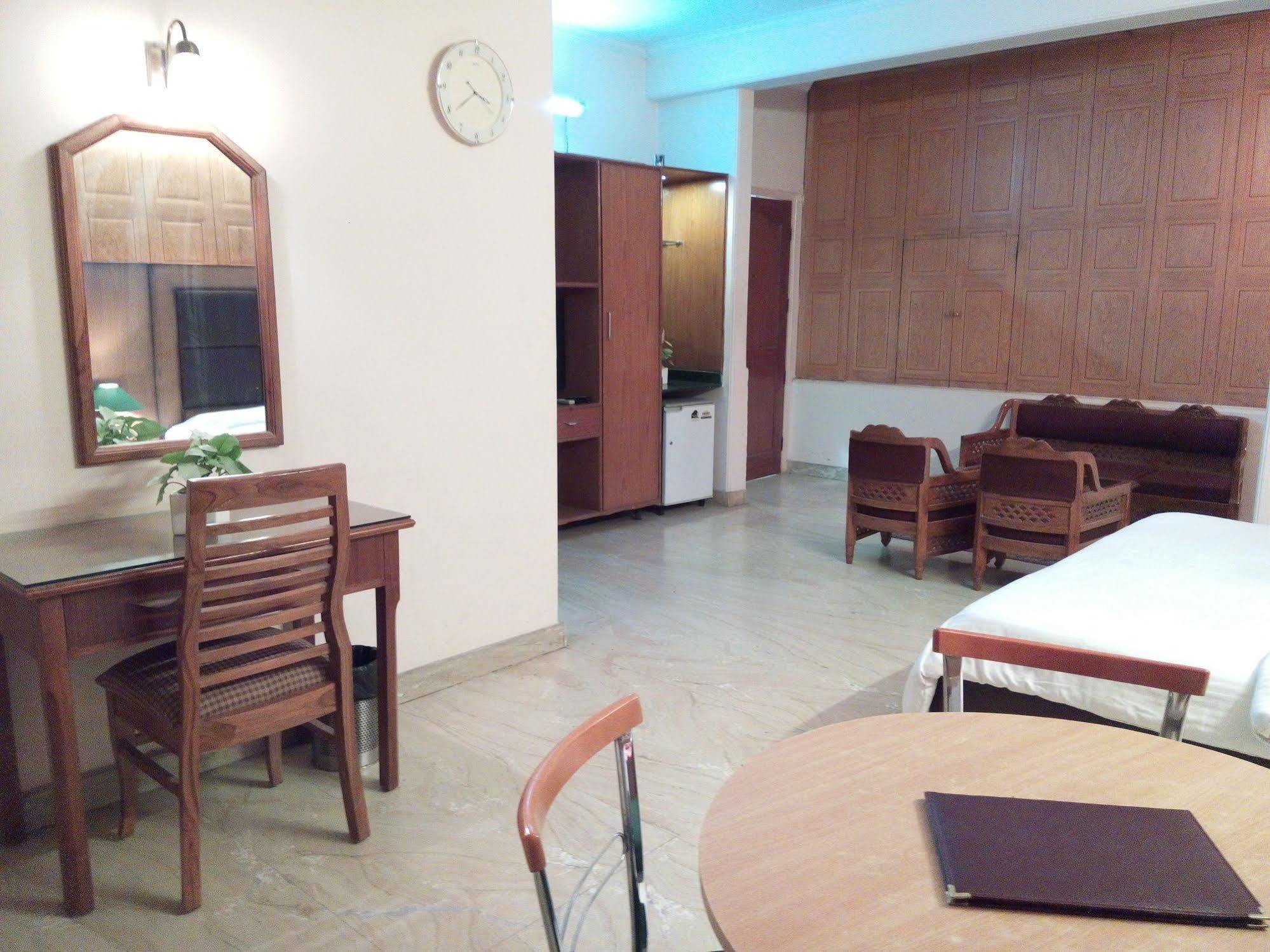 Hotel Queens Residency Gurgaon Esterno foto