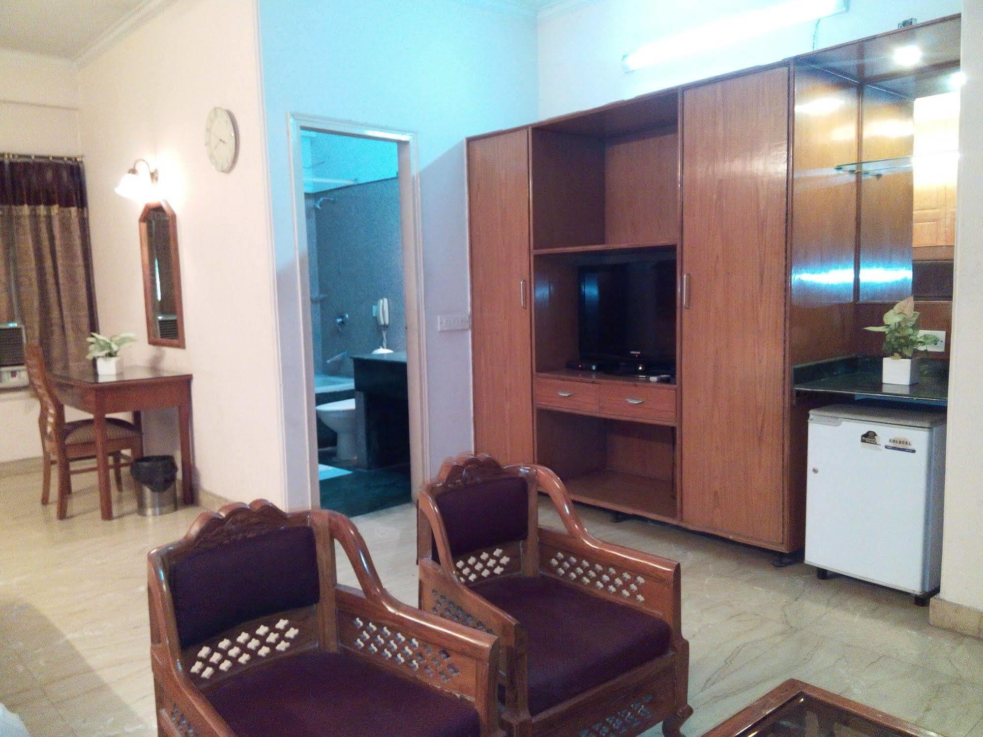 Hotel Queens Residency Gurgaon Esterno foto