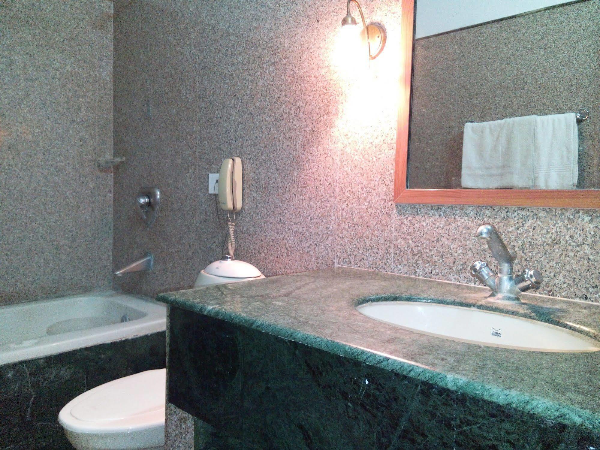 Hotel Queens Residency Gurgaon Esterno foto
