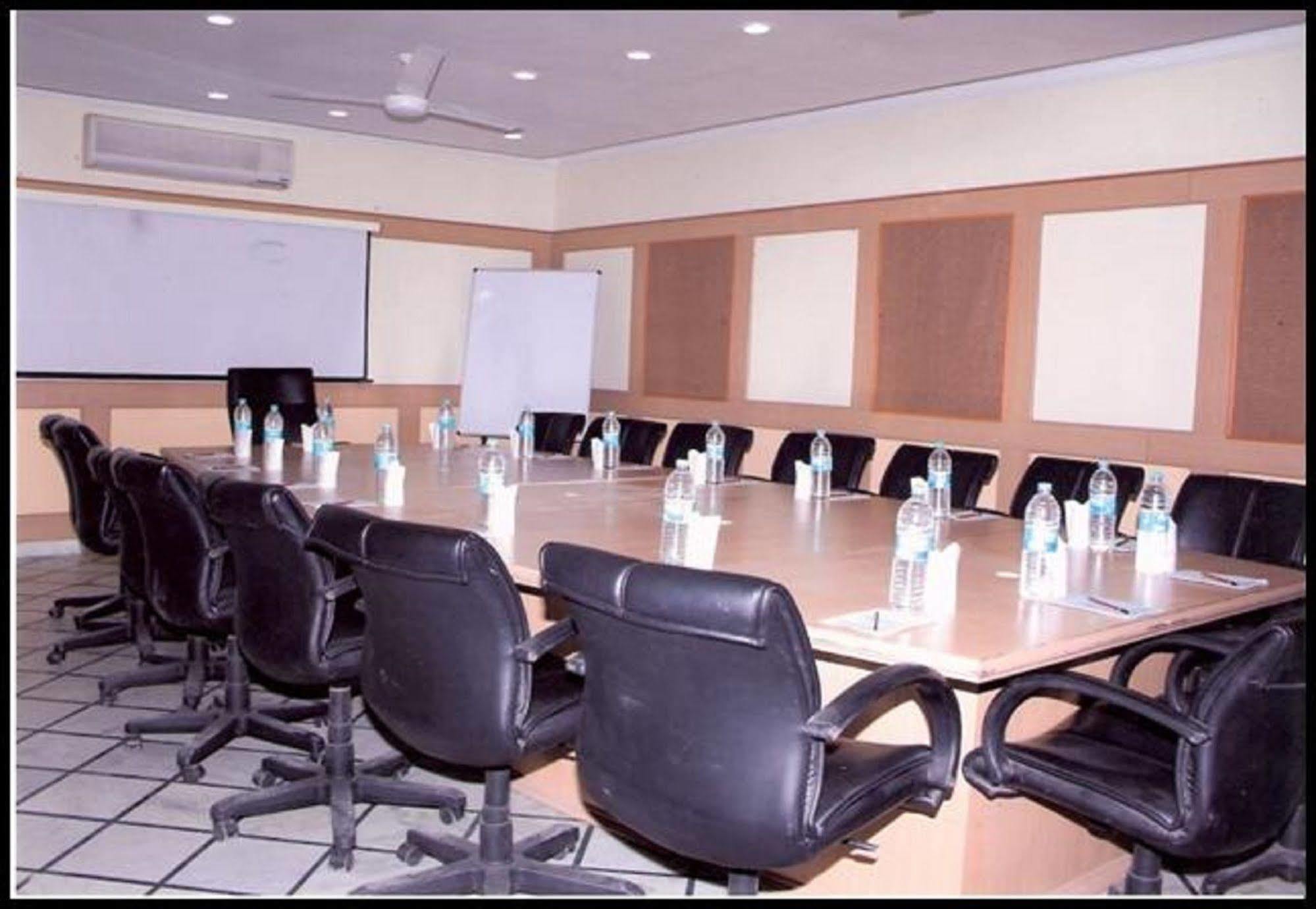 Hotel Queens Residency Gurgaon Esterno foto